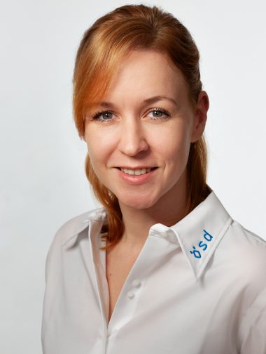 Portrait von Sara Melaschuk, BA. Teamkoordinatorin in der Marketing- und Kommunikationsabteilung am ÖSD-Standort Klagenfurt.