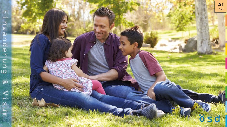 Eine Familie sitzt im Park und verbringt Zeit miteinander.