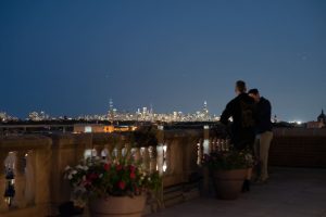 Ausblick von der Terrasse des DANK Hauses auf die Skyline von Chicago bei Nacht.