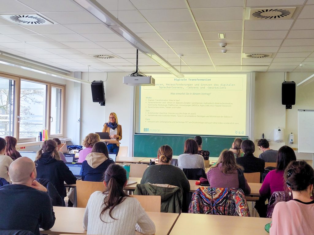 Dr. Manuela Glaboniat während ihres Vortrages zum Thema Digitalisierung im Bildungskontext.