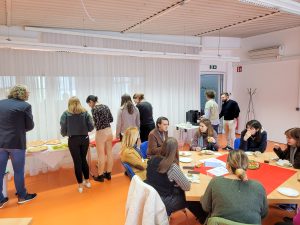 Networking mit kleinem Buffet im Gebäude des ÖSD Klagenfurt.