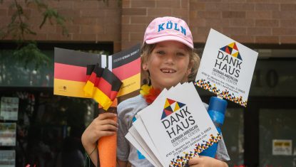 Mädchen mit deutschen Fahnen bei einer Parade in Chicago.