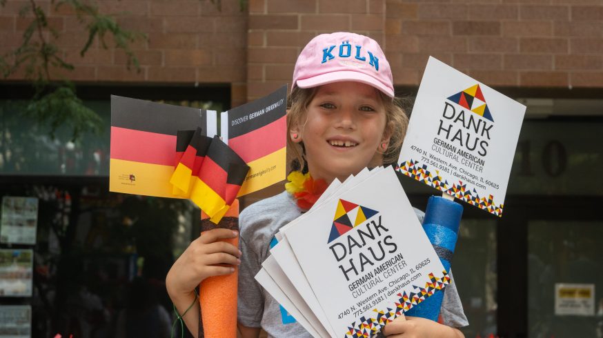 Mädchen mit deutschen Fahnen bei einer Parade in Chicago.