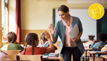 Lehrerin klatscht mit ihren Schülern nach bestandener ÖSD KID Deutschprüfung ein.