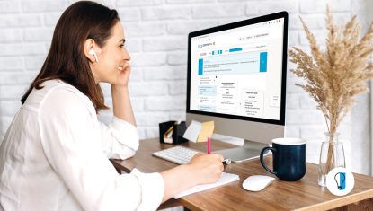 Gerade absolviert eine Frau unser Test-Training, ganz einfach online.