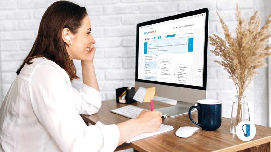Gerade absolviert eine Frau unser Test-Training, ganz einfach online.