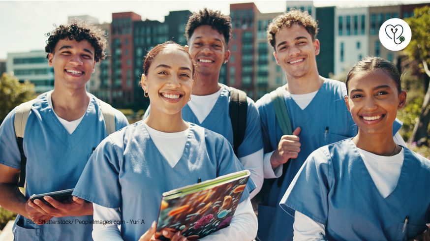 A group of young women and men just finished their further training in nursing.